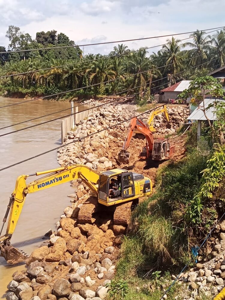Aktivitas pembangunan penahan tebing di Sungai Batang Pasaman, Nagari Aia Gadang Barat, Kecamatan Pasaman. OSNIWATI