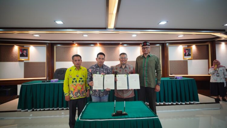 Wakil Rektor IV UNANDÂ Prof. Henmaidi bersama jajaran usai menandatangi perjanjian kerjasama. IST