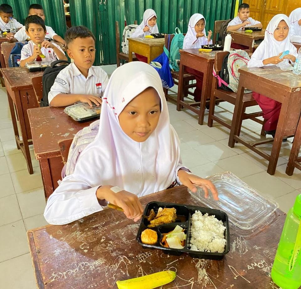 Wadah Makan Tidak Sesuai standar BGN, program Makan Bergizi Gratis (MBG) di Pariaman dihentikan sementara.