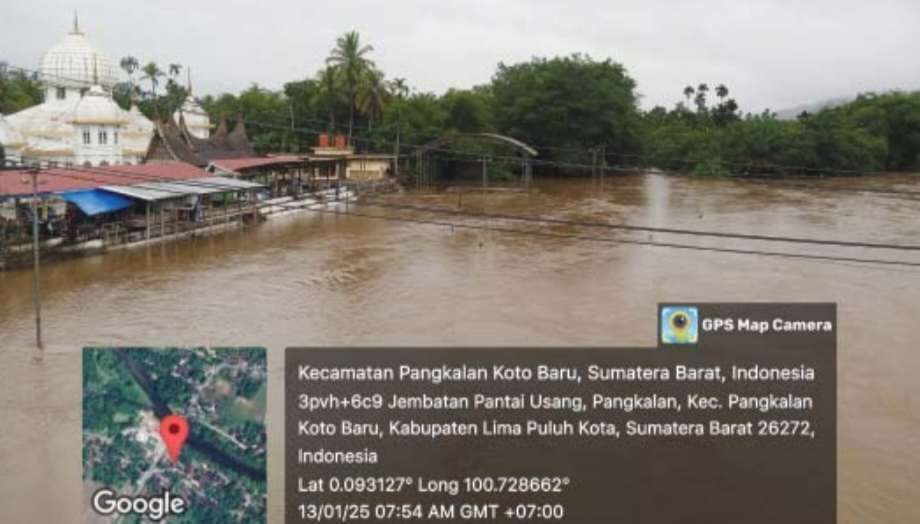 BANJIR merendam pemukiman warga di Nagari Pankalan, Kecamatan Pangkalan Koto Baru, Kabupaten Lima Puluh Kota. IST