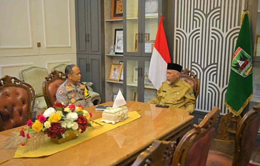 Gubernur Mahyeldi menerima kunjungan Kapolda Irjen Pol Gatot Tri Suryanta di Istana Gubernuran. IST