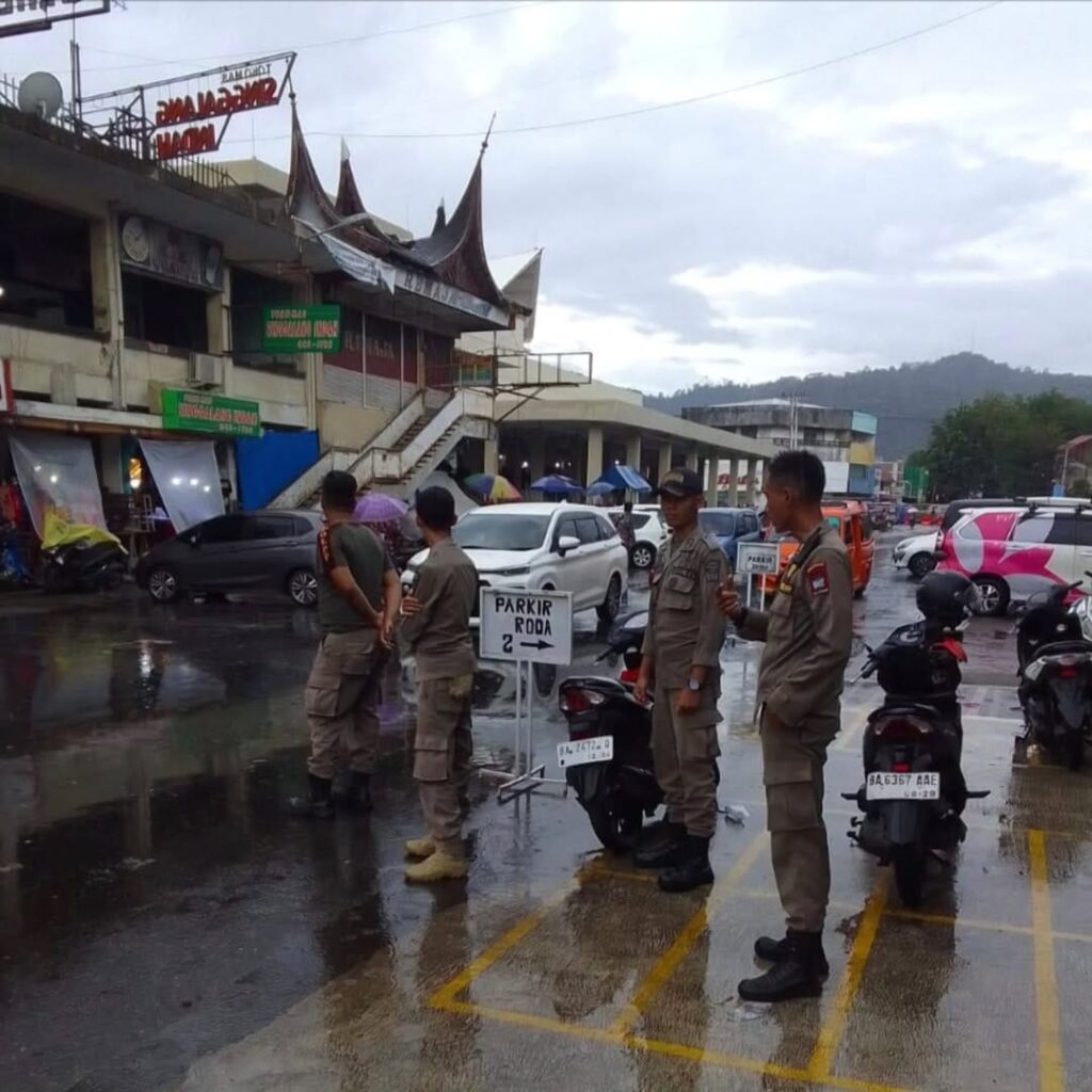 Satpol PP melakukan pengawasan di Badan Jalan Pasar Raya Padang. RAMADHANA.