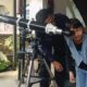 MELALUI TELESKOP - Adeeva, Salah seorang peserta membaca nyaring dan belajar astronomi di Ruang Baca Rimba Bulan saat melihat keindahan langit melalui teleskop. APIZRAJOALAM