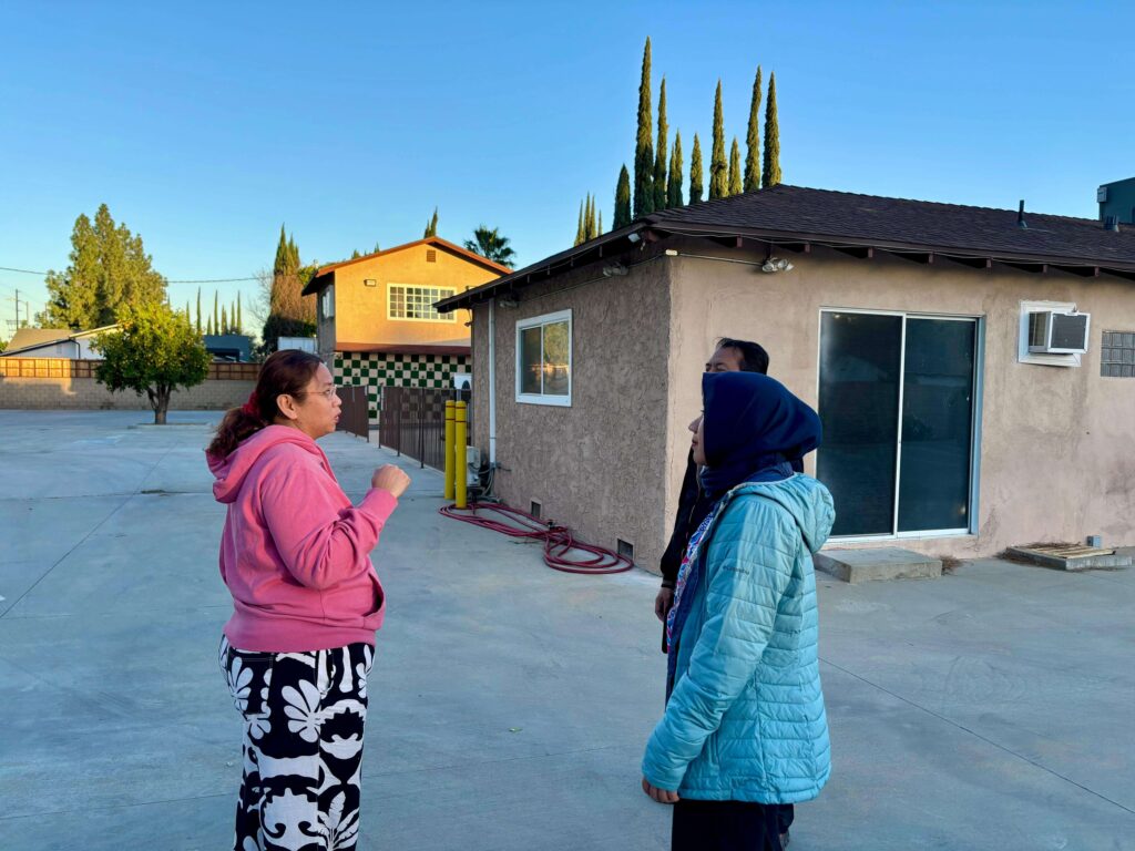 Seorang WNI yang terdampak kebakaran hutan di Los Angeles (berbaju merah muda) menerima kunjungan dari pihak KJRI California pada Jumat (10/1/2025). WNI tersebut mengungsi secara mandiri ke gereja di Westhill, California. (Foto: KJRI California)