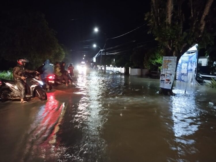 Banjir bandang yang merendam ruas jalan di Kabupaten Cilacap, Jawa Tengah, Jumat (10/1). IST