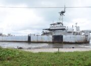 Swafoto dengan KRI Teluk Bone 511