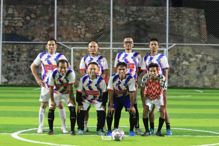 Tim media dari Kota Bukittinggi foto bersama sebelum pertandingan uji coba dengan tim media dari Kota Payakumbuh. IST