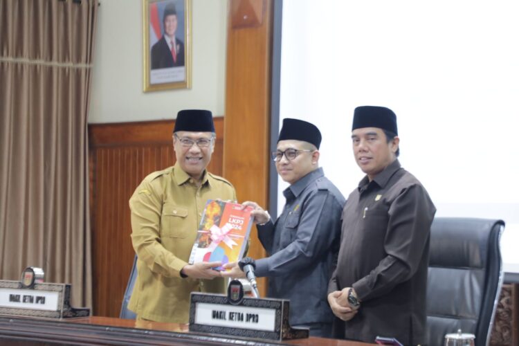 Penyerahan LKPj tahun 2024 oleh Wakil Wali Kota Bukittinggi Marfendi kepada Wakil Ketua DPRD Beny Yusrial, Selasa (4/2). Gatot