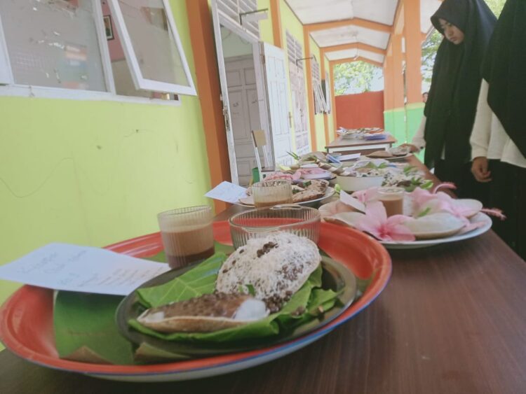 : Karya dari peserta festival Maapam di SMP IT Darul Hikmah dipamerkan di meja juri. Osniwati