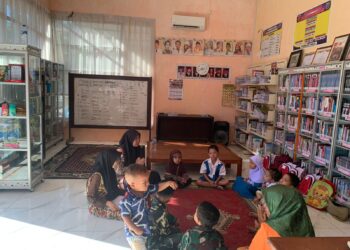 Perkenalkan Buku Sejak Dini, Perangkat Nagari Manggopoh Fasilitasi Kunjungan TK Mandeh Siti ke Perpustakaan Nagari