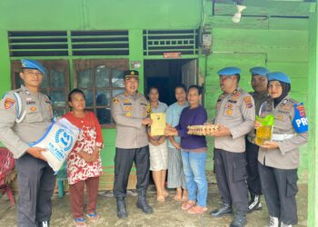 Kapolres Pasaman Barat Bagi Sembako di Kegiatan Jumat Berkah, Ini Harapan Besarnya untuk Masyarakat!