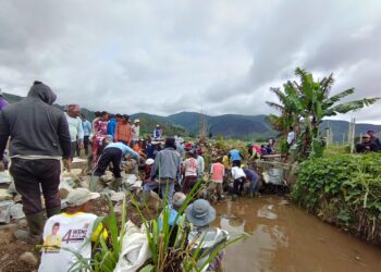 Atasi Dampak Bencana Alam, Masyarakat Jorong Tanjung Balik Pasang Batu Bronjong