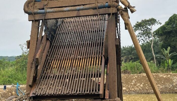 Polisi Sita Alat Berat, 8 Pelaku Tambang Emas Ilegal Ditangkap di Sumbar!