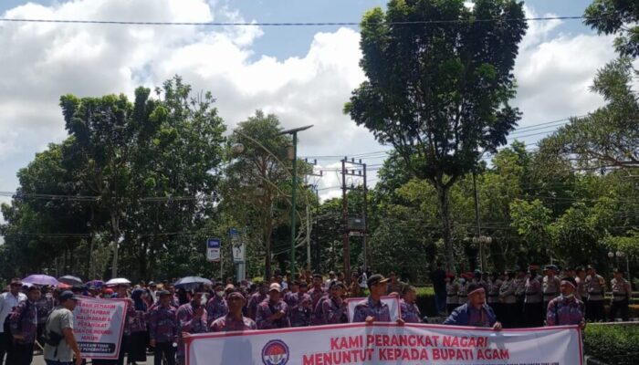 Perangkat Nagari “Seruduk” Kantor Bupati Agam, Ini Tuntutan Pendemo!