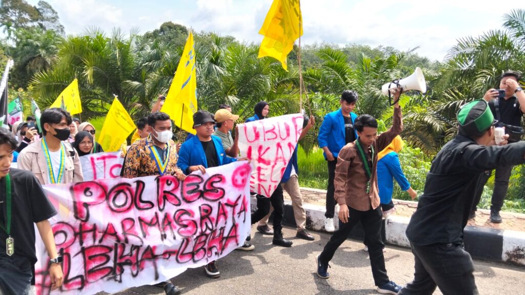 Suasana aksi demo aliansi OKP dan mahasiswa Dharmasraya di depan Mapolres Dharmasraya. IST