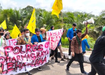 Suasana aksi demo aliansi OKP dan mahasiswa Dharmasraya di depan Mapolres Dharmasraya. IST