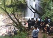 Warga Nagari Pinaga, Goro Bersihkan Akses Objek Wisata Air Terjun Puti Lenggogeni