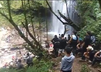 Warga Nagari Pinaga, Goro Bersihkan Akses Objek Wisata Air Terjun Puti Lenggogeni