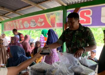 Program Jum’at Berkah Kodim 0308/Pariaman Kembali Membagikan Makanan Bergizi kepada Masyarakat di Sungai Limau