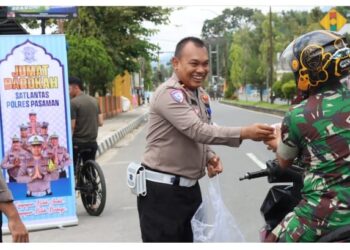 Satlantas Polres Pasaman Bagikan Ratusan Nasi Bungkus
