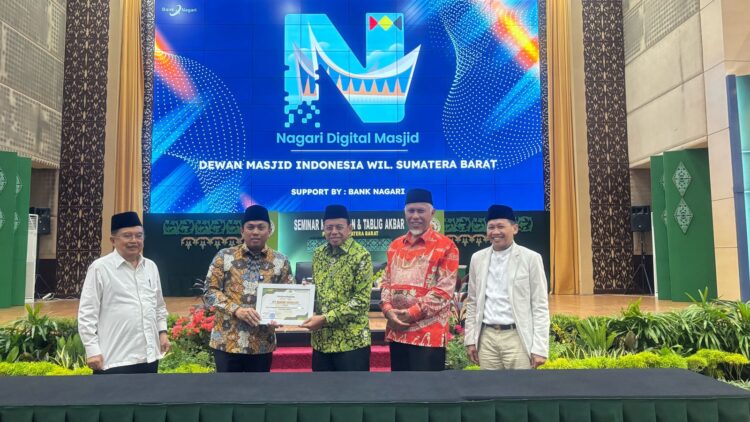Perjanjian kerja sama ditandatangani oleh Direktur Utama Bank Nagari Gusti Candra dan Ketua PW DMI Sumbar Prof Ganefri di Auditorium Universitas Negeri Padang (UNP). DOK AFRIANITA