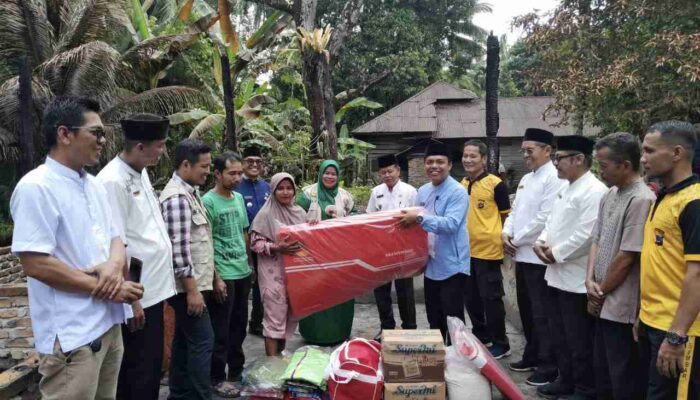 Bantuan Dinsos dan Baznas untuk Korban Kebakaran di Korong Kayu Mudo