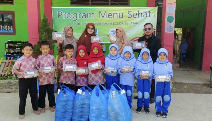 Komite SDIT Marhamah Solok Selatan Bagikan 421 Paket Menu Sehat