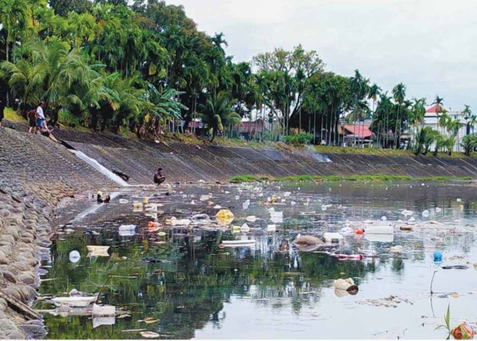 TUMPUKAN SAMPAH—Sampah terbawa arus dan menumpuk di Banjir Kanal, Kelurahan Alai Parak Kopi, Kota Padang, beberapa waktu yang lalu. Tumpukan sampah tersebut berasal dari sampah rumah tangga yang dibuang ke sungai dan selokan. IRHAM