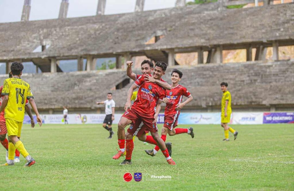 Carel Syadef saat melakukan heading yang menghasilkan gol untuk kemenangan Josal FC (foto: Fahrez Kusuma)