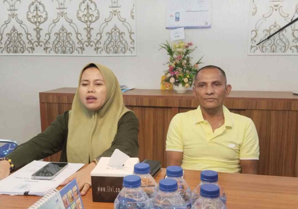 Merasa dirugikan dengan janji bisnis anggota legislatif Ismael Koto, Elfisa dan Hendrif memberikan keterangan kepada awak media, Selasa, (20/2/2025).