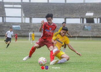 Atthorik Sonit (merah/Josal FC) berduel dengan bek Batang Anai Vaiz Dwi Mulya pada Derbi Piaman di Liga 4 Sumbar 2024/2025 (Foto: Fahrez Kusuma)