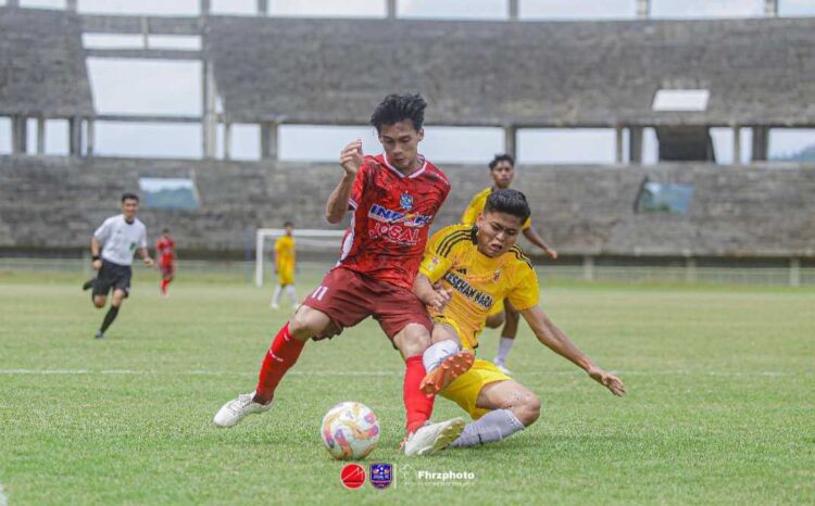 Atthorik Sonit (merah/Josal FC) berduel dengan bek Batang Anai Vaiz Dwi Mulya pada Derbi Piaman di Liga 4 Sumbar 2024/2025 (Foto: Fahrez Kusuma)
