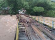 Sungai Batang Sukam Meluap, Jembatan Menuju Puskesmas Lubuk Tarok Putus, Akses Jalan Tak Bisa Dilewati