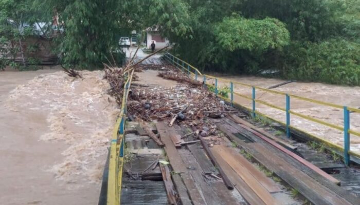 Sungai Batang Sukam Meluap, Jembatan Menuju Puskesmas Lubuk Tarok Putus, Akses Jalan Tak Bisa Dilewati