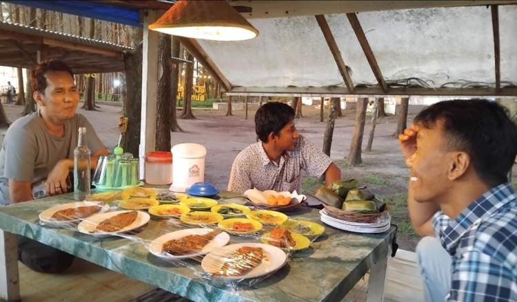 Pondok Ikan Bakar JS yang terletak di tepi Pantai Sunur Kota Pariaman. MITHA