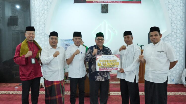 Ketua DPRD Sumbar saat melaksanakan safari Ramadan di Masjid As-Sakinah, Komplek Villa Anggrek, Kelurahan Balai Gadang, Kecamatan Koto Tangah, Kota Padang, Rabu (19/3) malam. IST