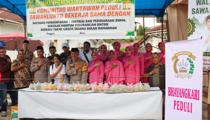 Sambut Milad ke-10, Komunitas Wartawan Peduli Sawahlunto Berbagi Takjil Gratis