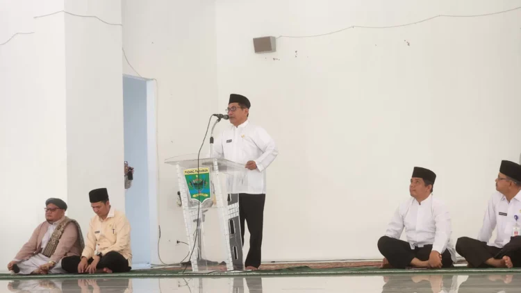 Bupati John Kenedy Azis memberikan sambutan saat Wirid Mingguan Aparatur Sipil Negara (ASN) pada Jumat (0703) di Masjid IKK Padang Pariaman