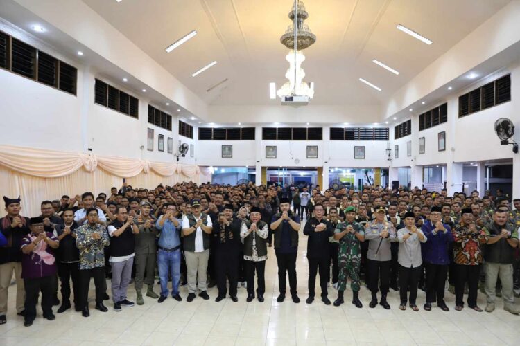 Wali Kota Padang Fadly Amran mengukuhkan sebanyak 325 orang Dubalang Kota Padang yang akan bertugas membantu menjaga keamanan, Rabu (12/3) malam.IST