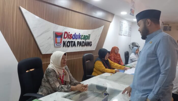 Pegawai Disdukcapil Kota Padang Diminta Tingkatkan Layanan