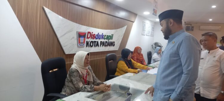 Wali Kota Padang Fadly Amran melakukan pengecekan pelayanan ke Disdukcapil Padang. IST