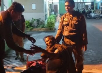 Satpol PP Padang Selamatkan Lansia saat Patroli