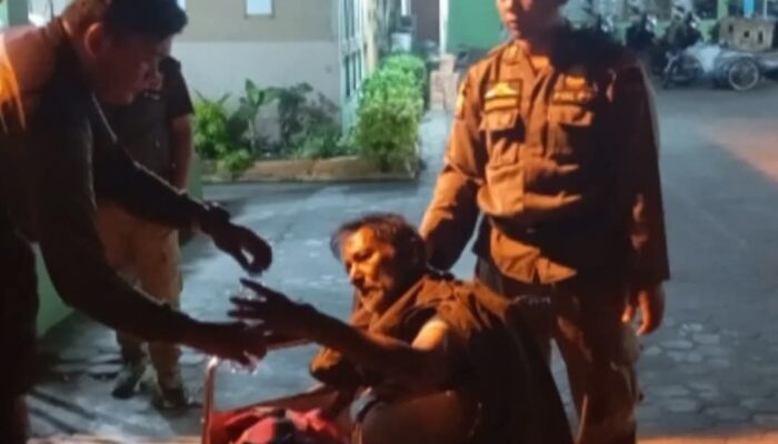 Satpol PP Padang Selamatkan Lansia saat Patroli