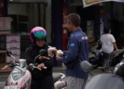 Kominfo Bagikan Takjil kepada Pengguna Jalan