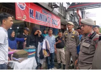 Satpol PP Tertibkan PKL di Pasar Raya Barat