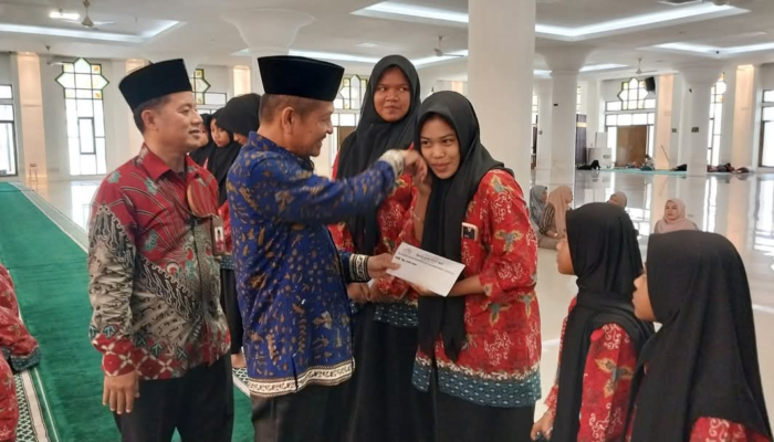 47 Anak Yatim Binaan Masjid Agung Nurul Iman Terima THR