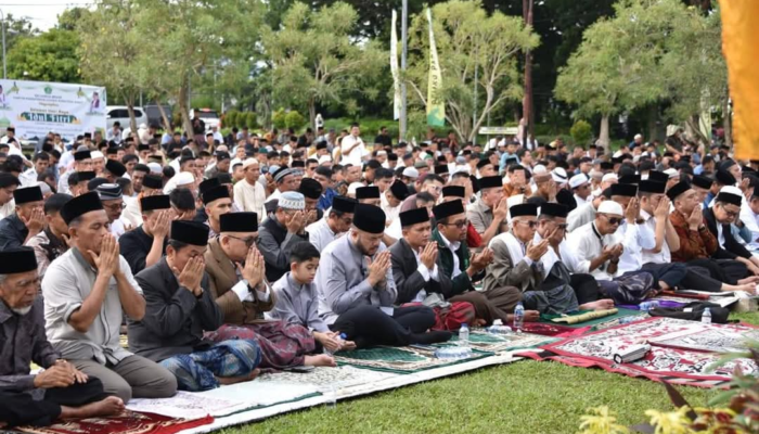 Ribuan Warga Padang Padati Lapangan Apeksi untuk Salat Idulfitri