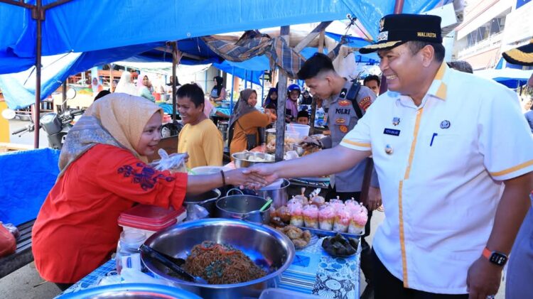 Wali Kota dan Wakil Wali Kota Pariaman, Yota Balad dan Mulyadi ikut serta mengawal rombongan Balai Besar Pengawas Obat dan Makanan (BBPOM) Padang melakukan pengecekan terhadap jajanan Ramadan, Senin (10/3). IST