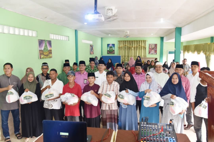 Kantor Kementerian Agama Kota Pariaman membagikan sebanyak 387 paket sembako kepada fakir dan miskin dalam kegiatan Festival Ramadan 2025, Jumat (21/3). MITHA