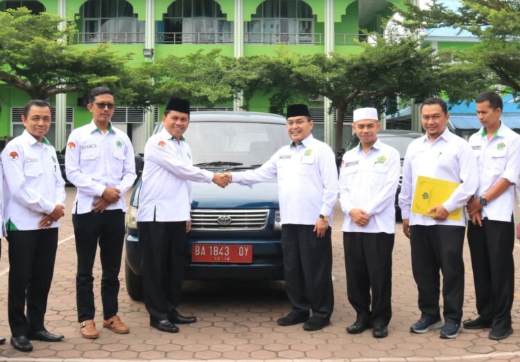 ementerian Agama (Kemenag) Sumatera Barat menyerahkan Barang Milik Negara (BMN) berupa kendaraan roda empat kepada MAN 2 Padang PlusĀ Keterampilan, Senin (10/3). IST